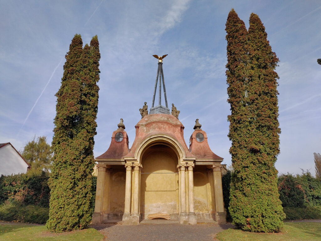 Gloriette, pavilion in Ploskovice park.