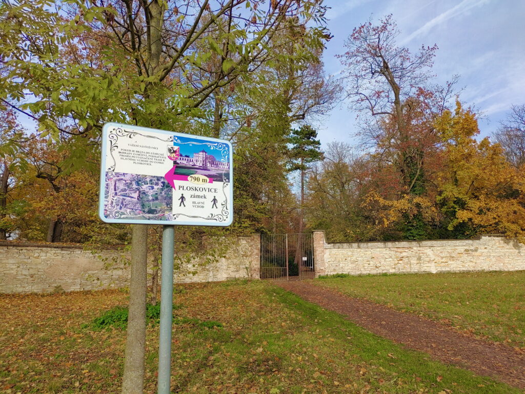 Read entrance to Ploskovice castle garden.