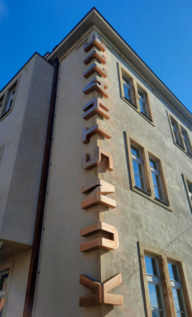 Stainless-steel “Kunsthalle” anchored to the façade