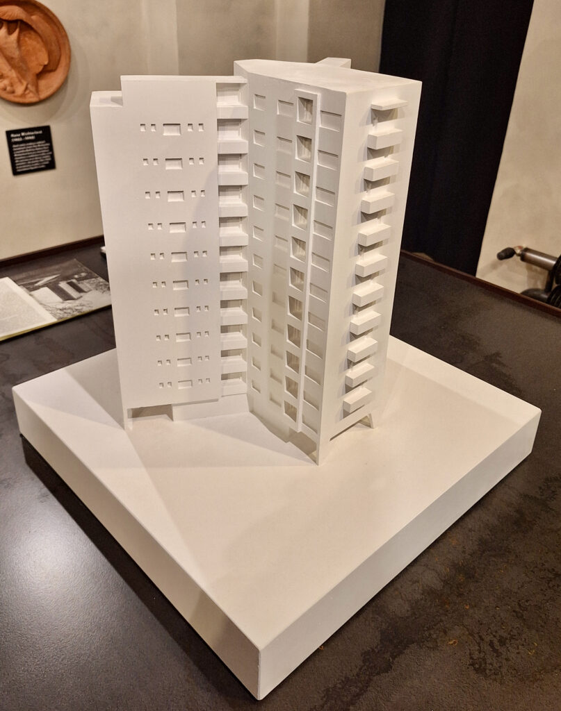 Havlíček's original věžák with Y‑shaped plan