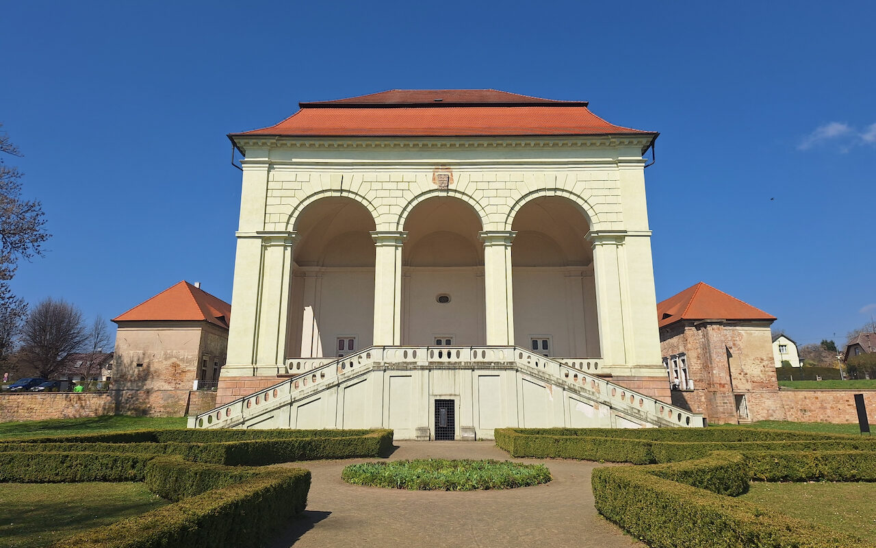 Jičín & the Valdštejnská loggia