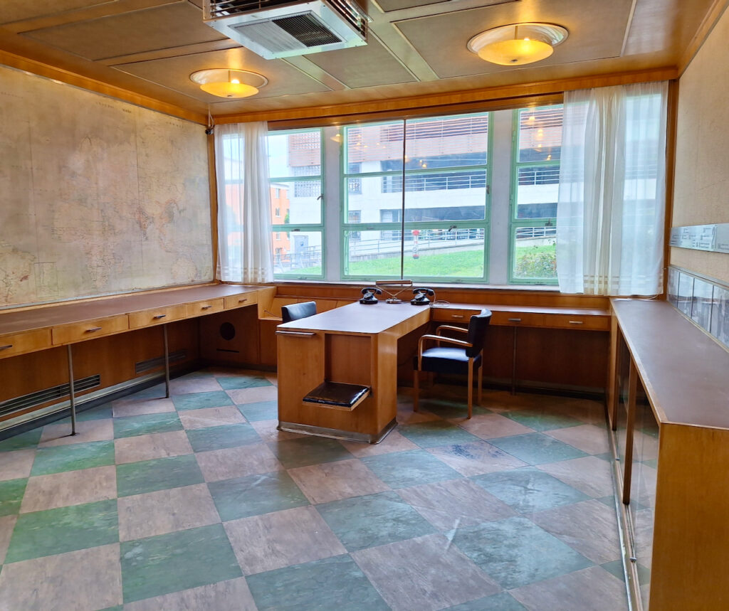 Zlín - Baťa skyscraper mobile office