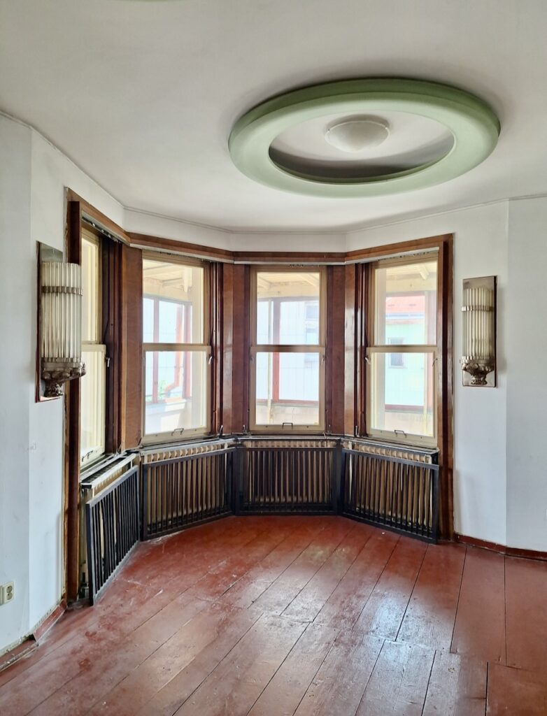 Vila Zenker - bay window