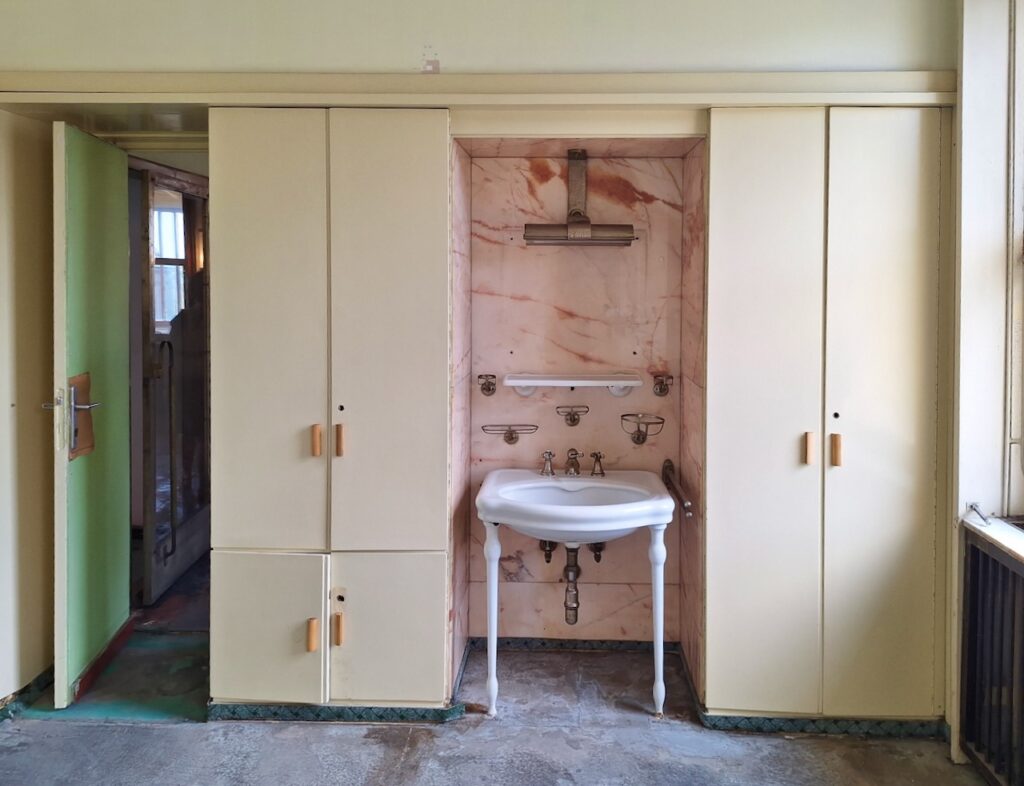 Vila Zenker - built-in cabinet with sink